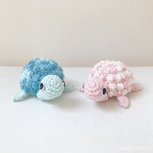 Load image into Gallery viewer, AMIGURUMI PATTERN/ tutorial (English) Amigurumi Turtle &quot;Holly the Little Turtle&quot; pdf - US terminology