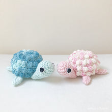Load image into Gallery viewer, AMIGURUMI PATTERN/ tutorial (English) Amigurumi Turtle &quot;Holly the Little Turtle&quot; pdf - US terminology